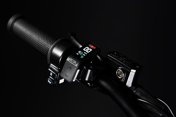 Elektromotorka Talaria Komodo řidítka