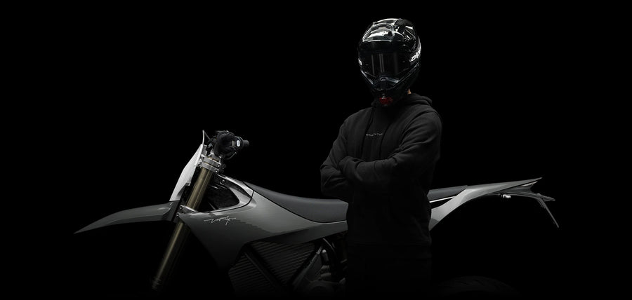 Stark Future SM elektro motorka šedá s jezdcem