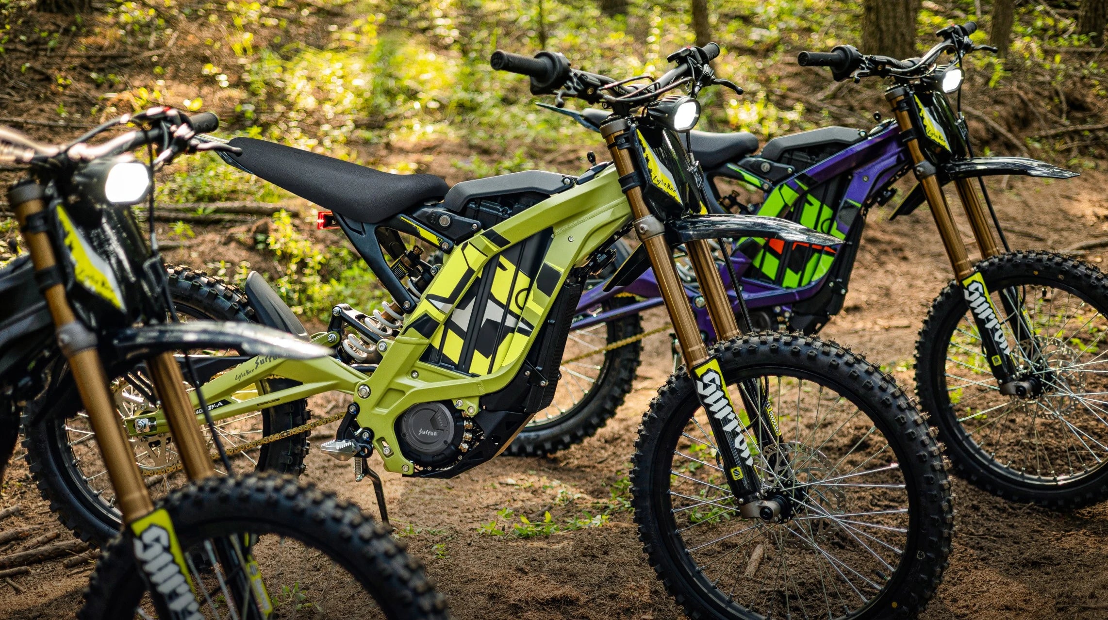 Elektromotorky Surron Light Bee v lese