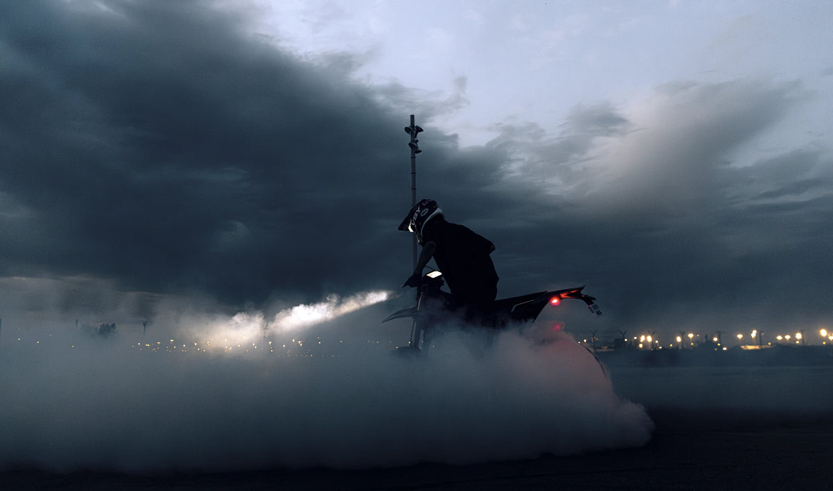 Burnout na Stark Varg SM Sköll za soumraku